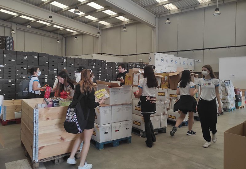 Jóvenes voluntarios en un banco de alimentos