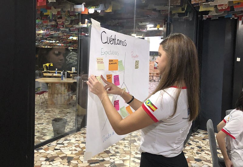 Chica haciendo un taller de activismo juvenil con AIPC Pandora