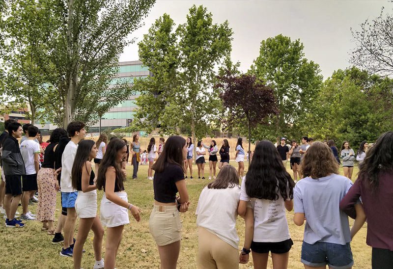 Jóvenes disfrutando de un taller intercultural al aire libre