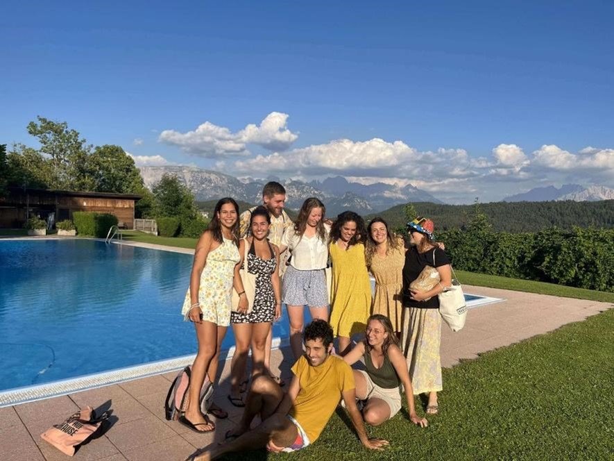 el equipo internacional de voluntarios descansa